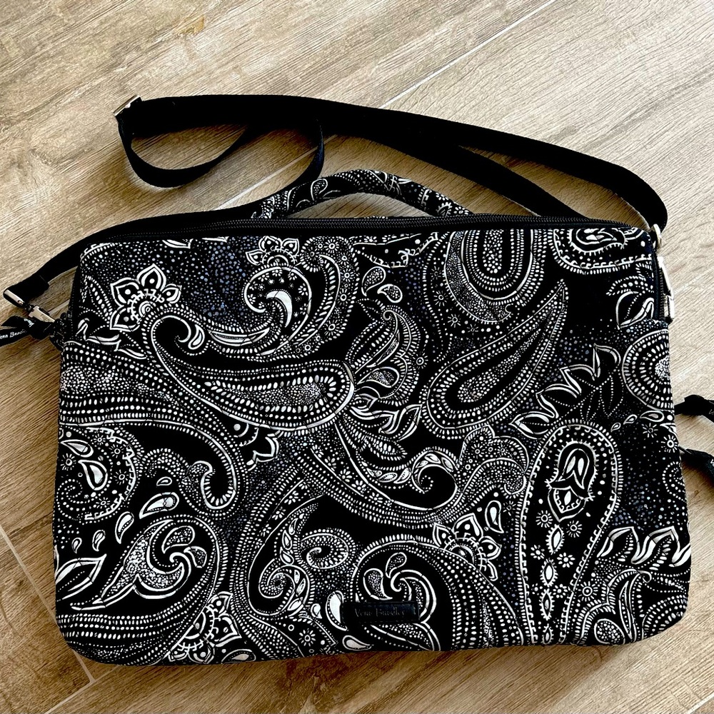 Vera Bradly laptop bag 15” x 11” x 2”  like new condition, used once.